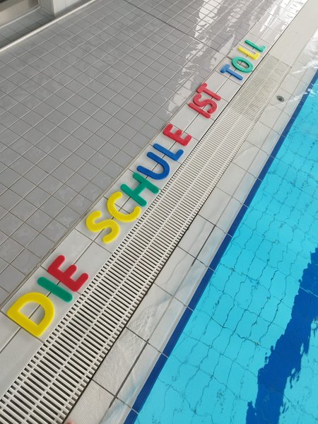 Schwimmunterricht an der Burgschule: Wasserspaß und Sicherheit