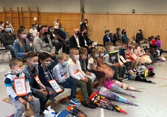 Schüler und Eltern in der Turnhalle