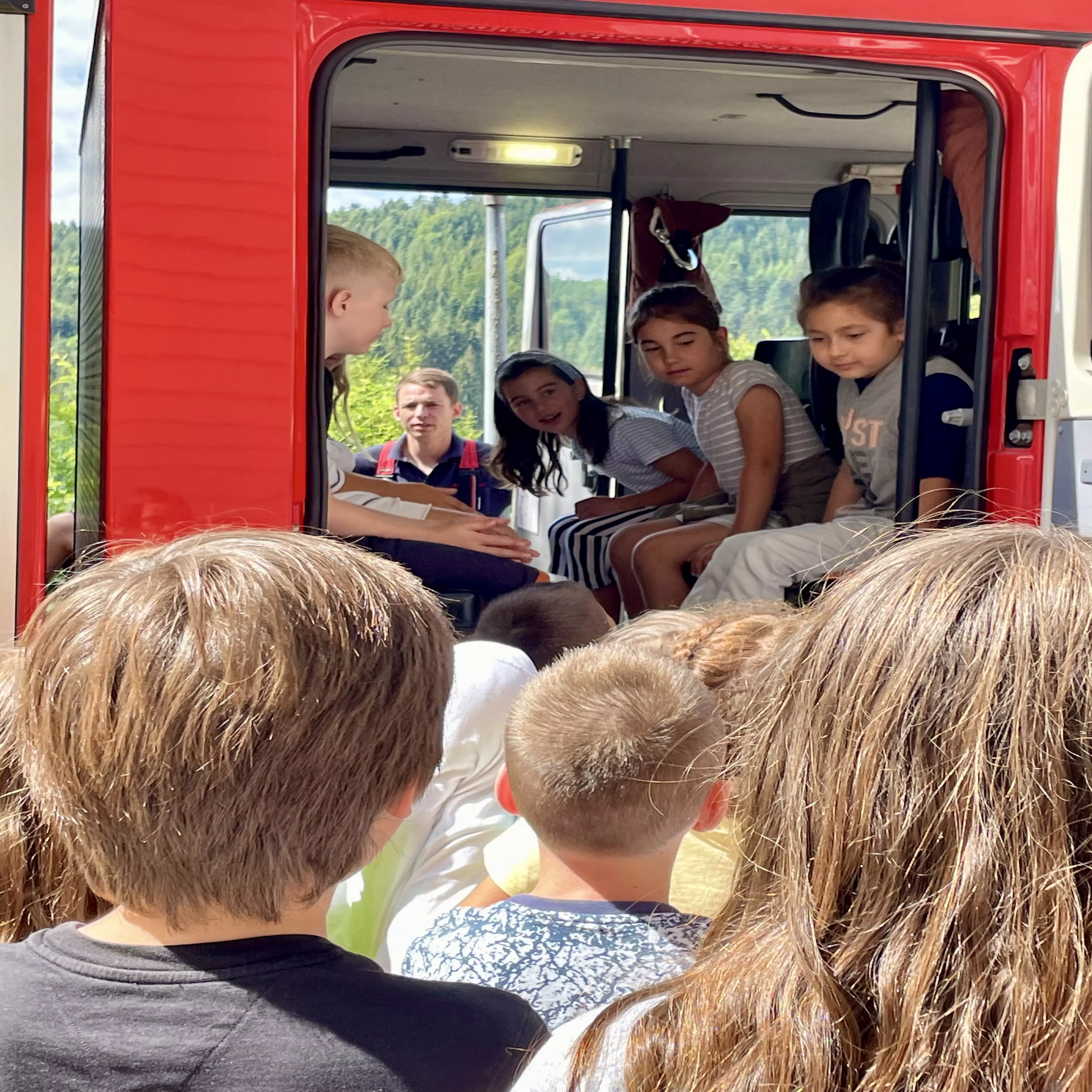 Schüler am Feuerwehrauto